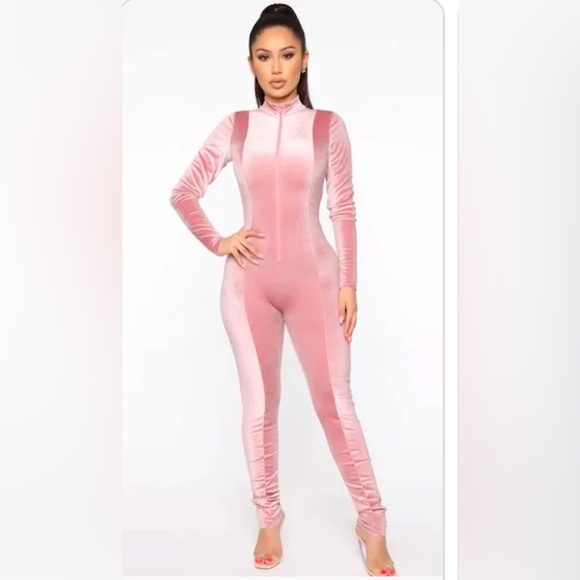 Velvet Jumpsuit
Long Sleeve
Mock Neck
Front Zipper
90% Polyester 10% Spandex - Picture 1 of 4
